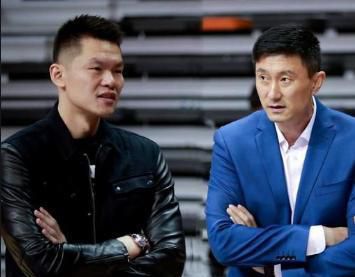 比如说马小军钻床底下去，摄影机咣叽’就下去了;他从十米跳台上跳下来，摄影机咕咚就掉水里去了。